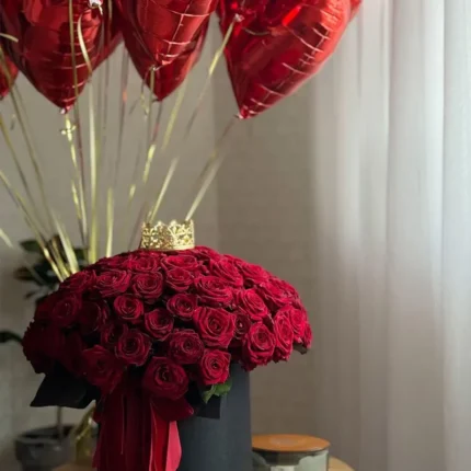 Rose box with heart balloon